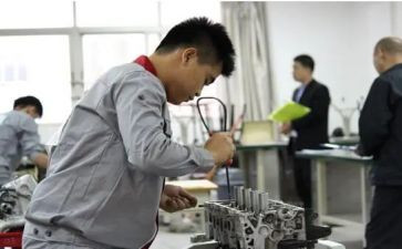 教师中职述职报告6篇